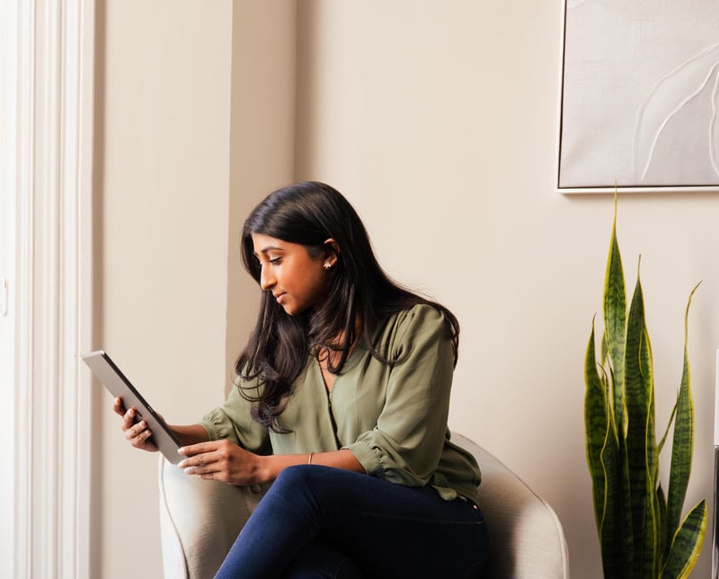 Mujer consultando en una tablet