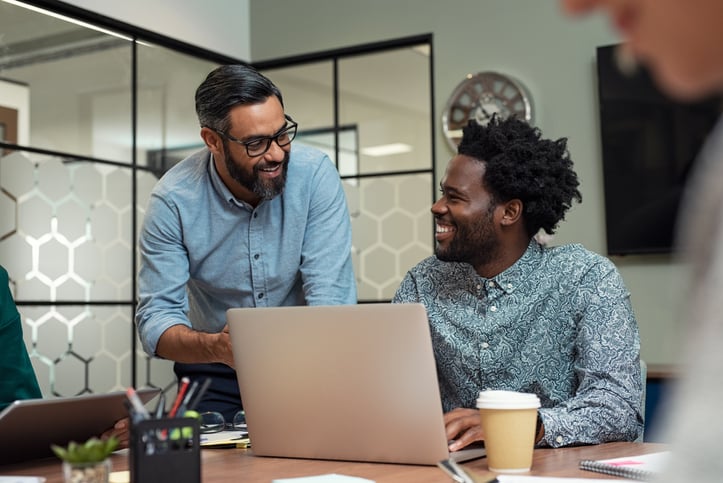 Equipo usando un sistema de gestión de contenido empresarial