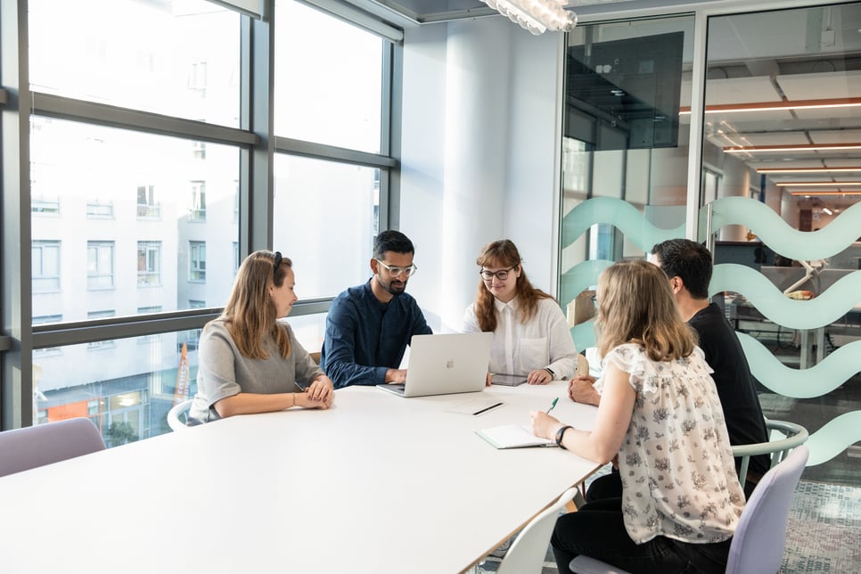 Equipo de trabajo reunido