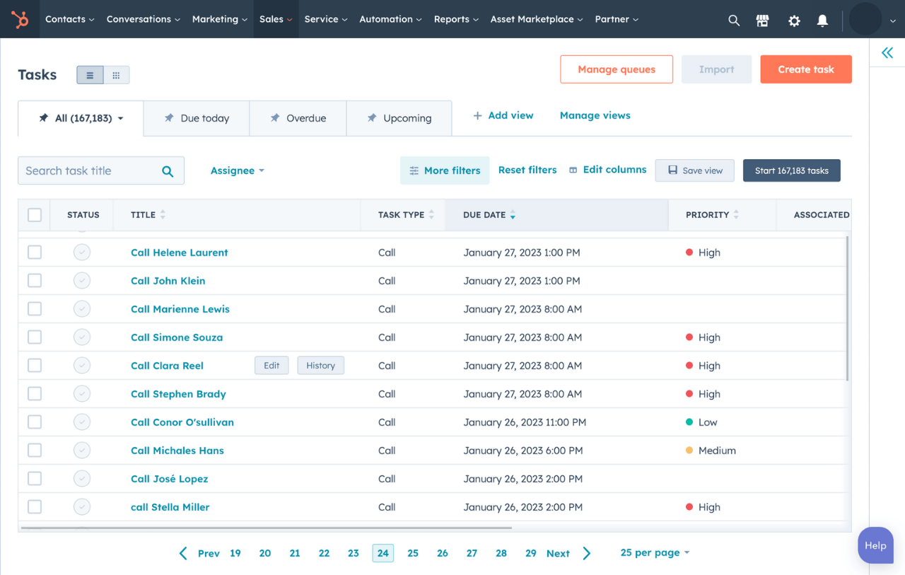 Una lista de llamadas pendientes y sus fechas límite en el software de seguimiento de llamadas de HubSpot.