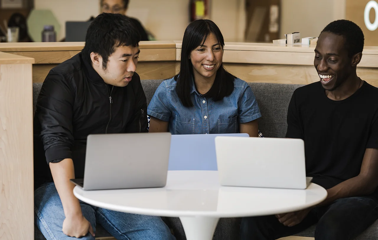 Tres representantes de servicio al cliente